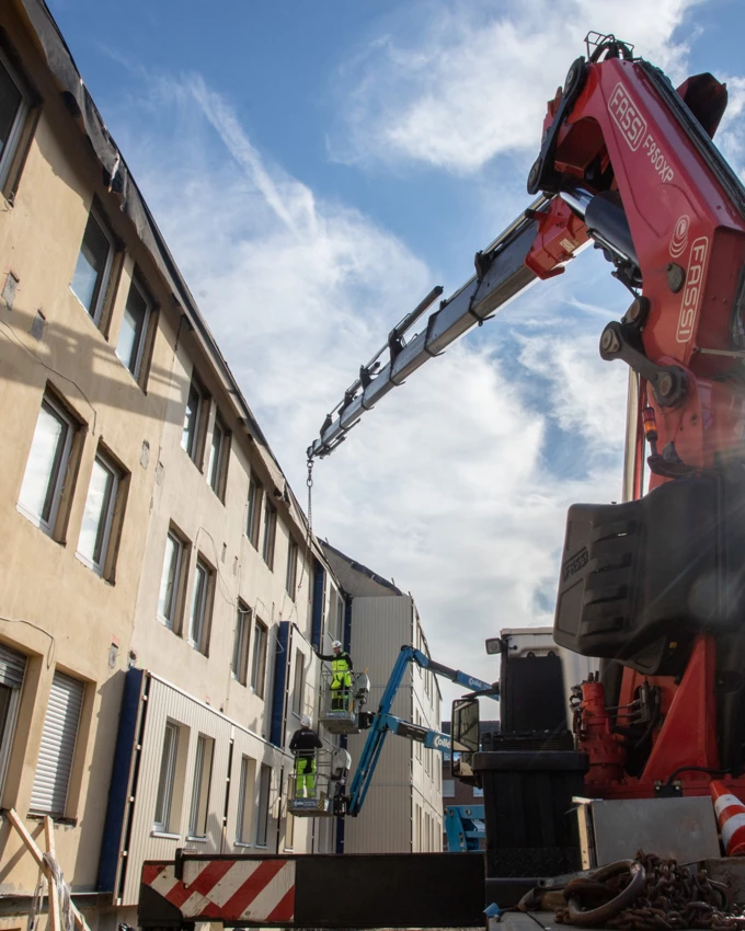 Vorher – Nachher: Mit Hilfe industriell vorgefertigter Fassadenelemente können Bestandsgebäude effizient thermisch saniert werden. Vorher – Nachher: Mit Hilfe industriell vorgefertigter Fassadenelemente können Bestandsgebäude effizient thermisch saniert werden.